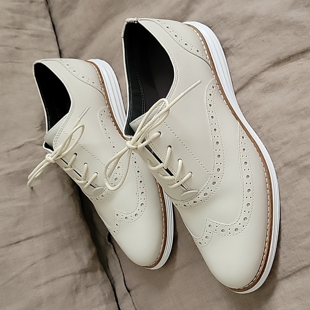 Cole Haan Original Grand Wingtip Oxford size 7B. Ivory leather, lace up.